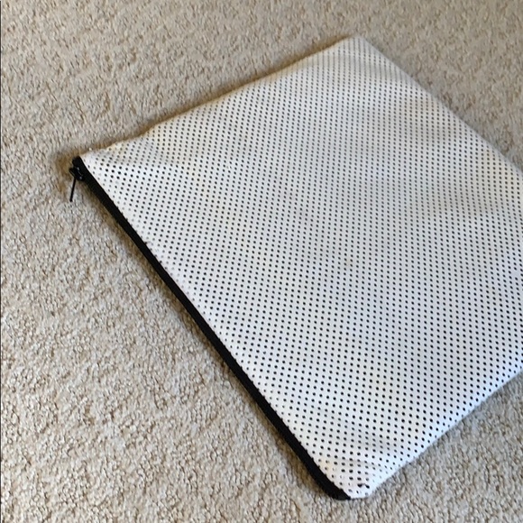 Black and white clutch - Picture 3 of 4